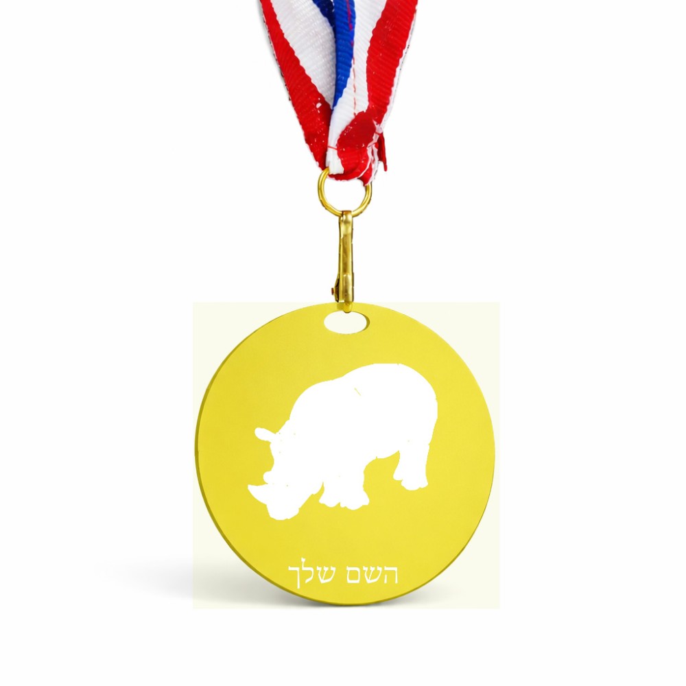 מדליה מעץ בעיצוב אישי עם השם שלך בעיצוב קרנף גודל 6.5 × 6.5 ס"מ