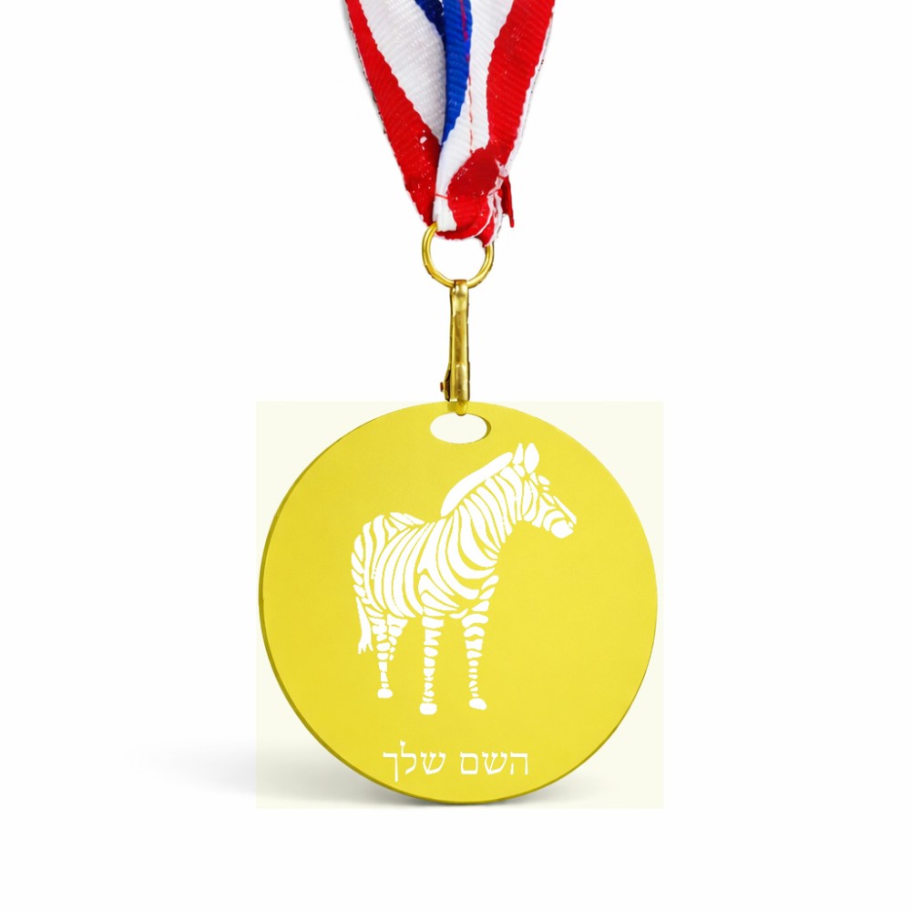 מדליה מעץ בעיצוב אישי עם השם שלך בעיצוב זברה גודל 6.5 × 6.5 ס"מ