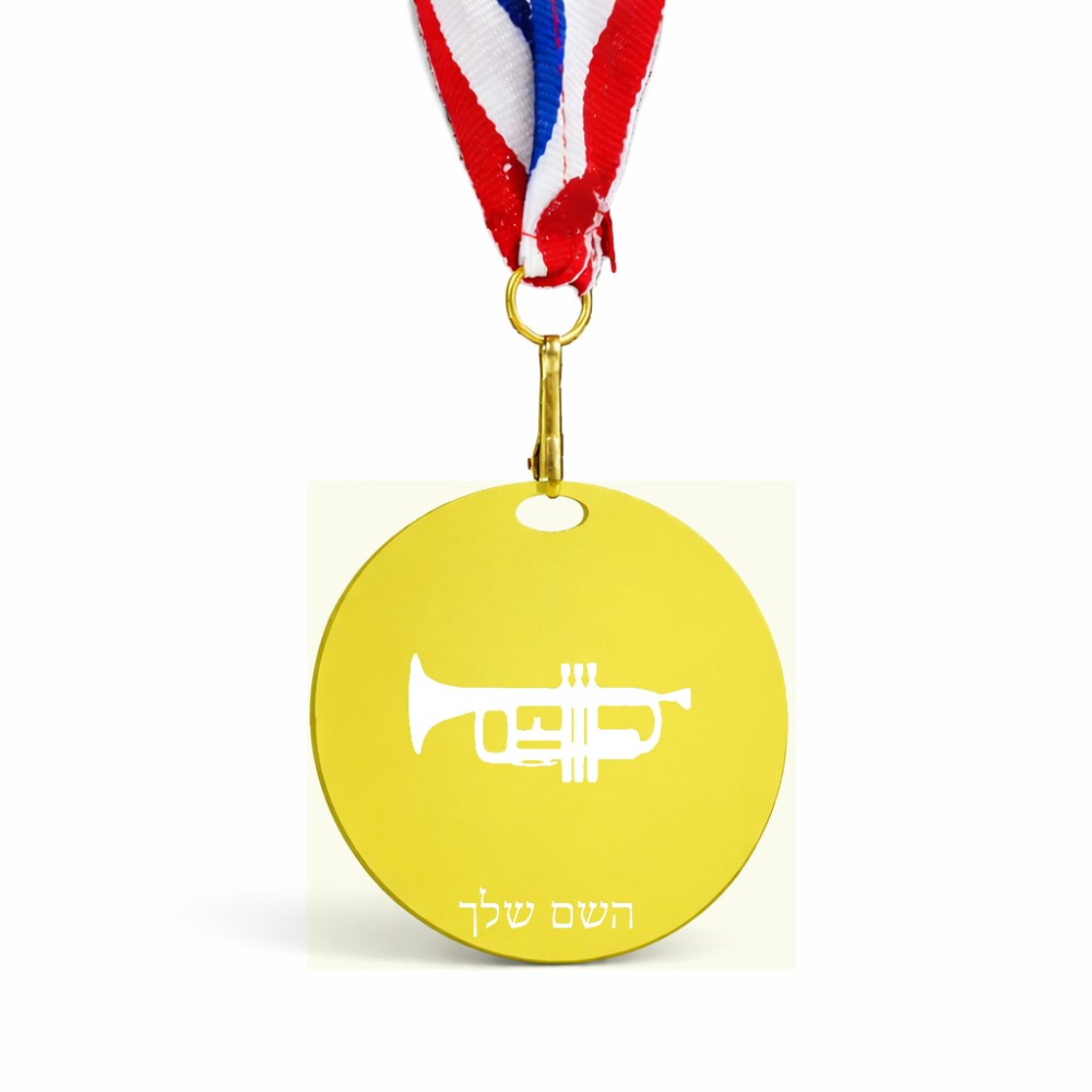 מדליה מעץ בעיצוב אישי עם השם שלך בעיצוב חצוצרה גודל 6.5 × 6.5 ס"מ