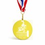 מדליה מעץ בעיצוב אישי עם השם שלך בעיצוב רוכב סוסים גודל 6.5 × 6.5 ס"מ
