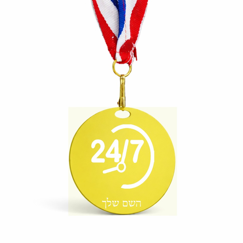 מדליה מעץ בעיצוב אישי עם השם שלך בעיצוב 24 ביולי גודל 6.5 × 6.5 ס"מ