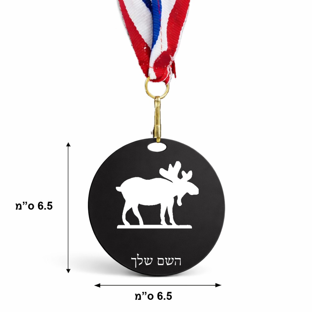 מדליה מעץ בעיצוב אישי עם השם שלך בעיצוב דישון גודל 6.5 × 6.5 ס"מ