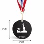 מדליה מעץ בעיצוב אישי עם השם שלך בעיצוב ג'ירפה באפריקה גודל 6.5 × 6.5 ס"מ