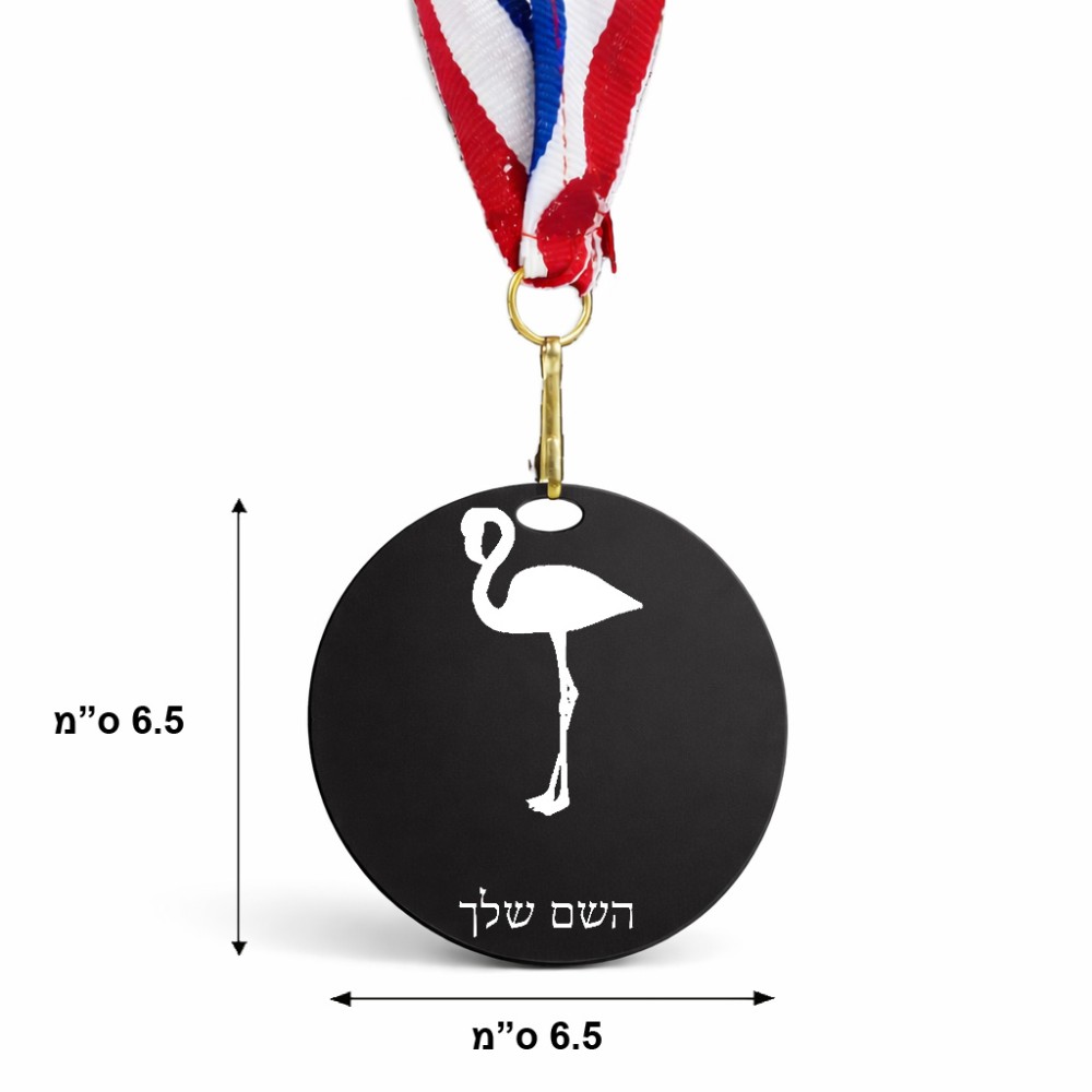 מדליה מעץ בעיצוב אישי עם השם שלך בעיצוב אנפה גודל 6.5 × 6.5 ס"מ