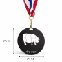מדליה מעץ בעיצוב אישי עם השם שלך בעיצוב חזיר גודל 6.5 × 6.5 ס"מ