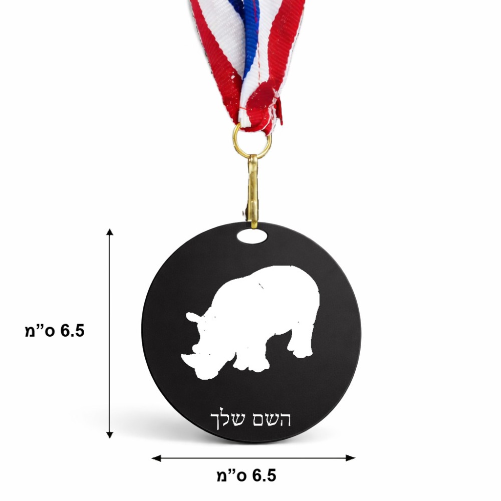 מדליה מעץ בעיצוב אישי עם השם שלך בעיצוב קרנף גודל 6.5 × 6.5 ס"מ