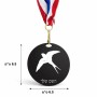 מדליה מעץ בעיצוב אישי עם השם שלך בעיצוב לבלוע גודל 6.5 × 6.5 ס"מ