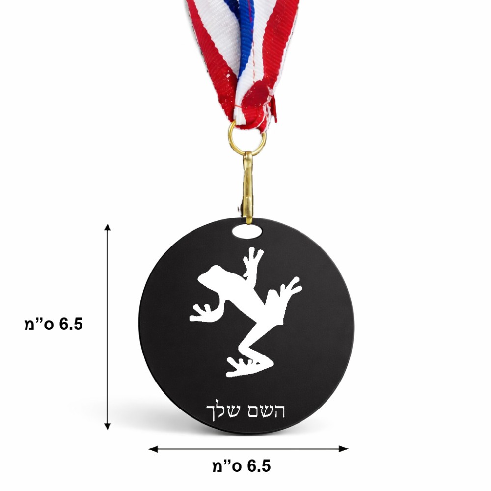 מדליה מעץ בעיצוב אישי עם השם שלך בעיצוב צפרדע טרופית גודל 6.5 × 6.5 ס"מ