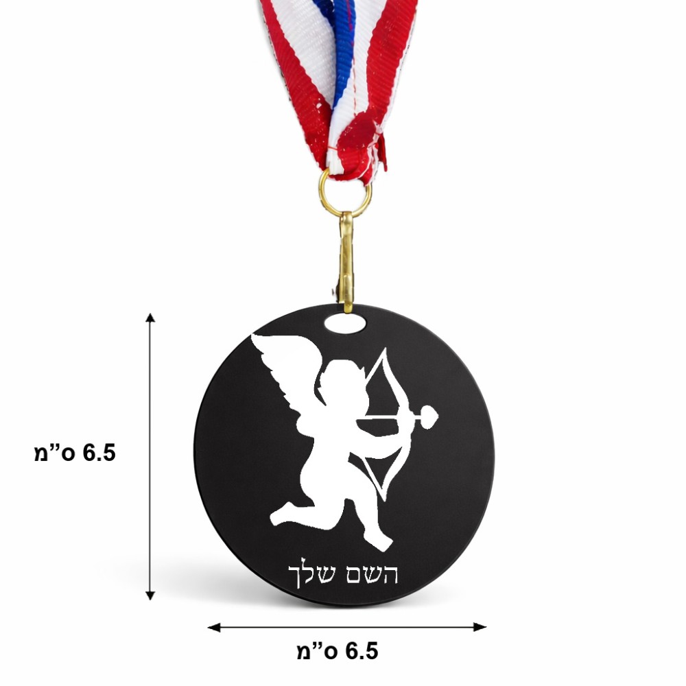 מדליה מעץ בעיצוב אישי עם השם שלך בעיצוב קופידון גודל 6.5 × 6.5 ס"מ