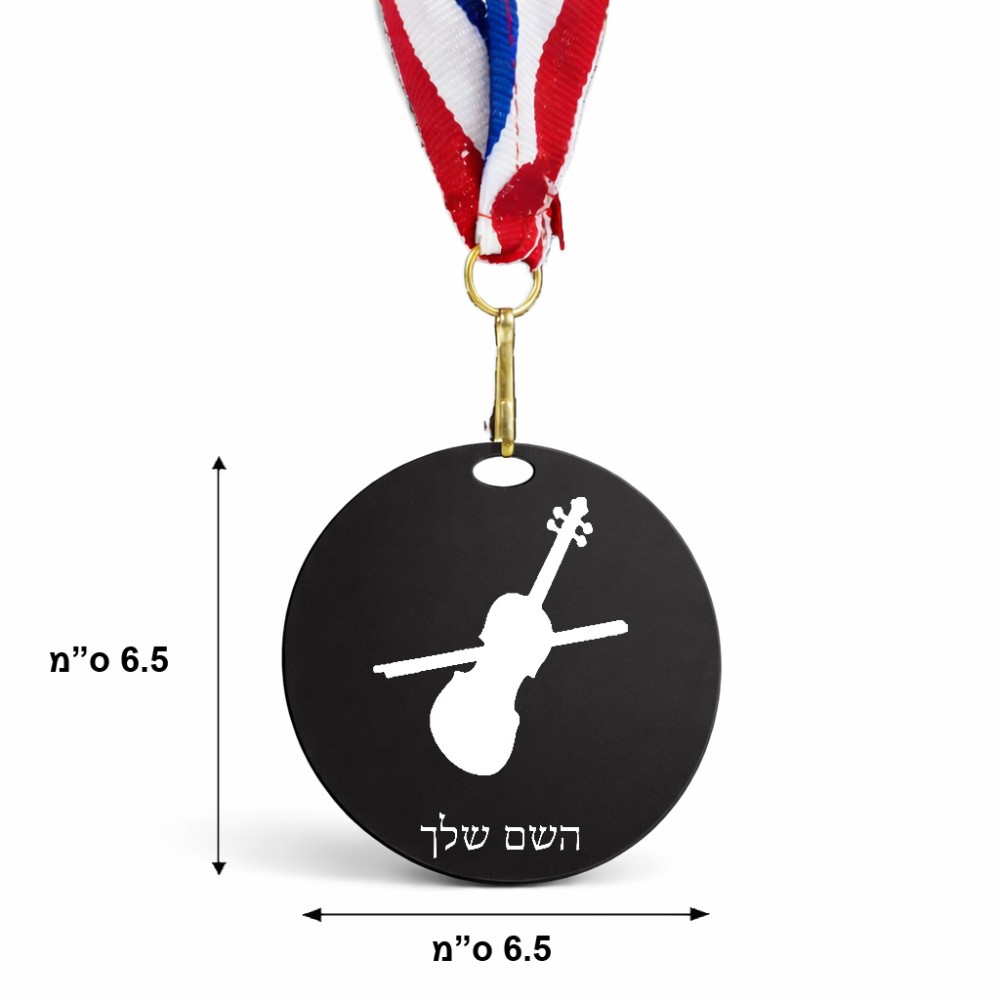 מדליה מעץ בעיצוב אישי עם השם שלך בעיצוב כינור גודל 6.5 × 6.5 ס"מ