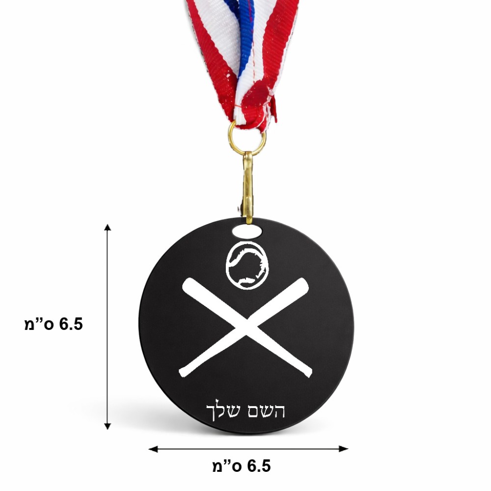 מדליה מעץ בעיצוב אישי עם השם שלך בעיצוב כדור בסיס גודל 6.5 × 6.5 ס"מ