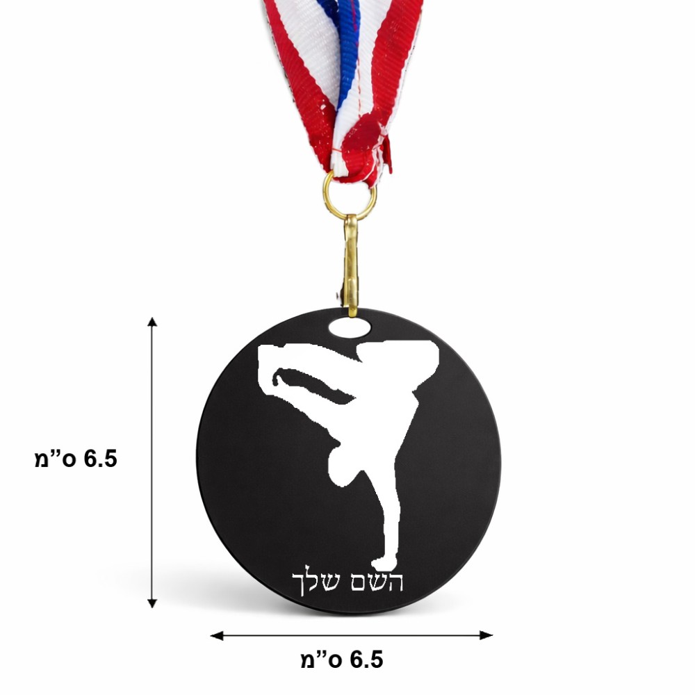 מדליה מעץ בעיצוב אישי עם השם שלך בעיצוב ברייקדאנס גודל 6.5 × 6.5 ס"מ