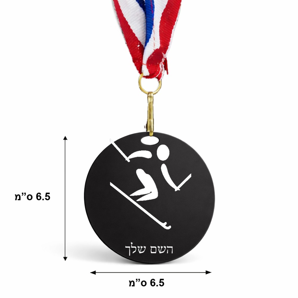 מדליה מעץ בעיצוב אישי עם השם שלך בעיצוב סקי אולימפי גודל 6.5 × 6.5 ס"מ