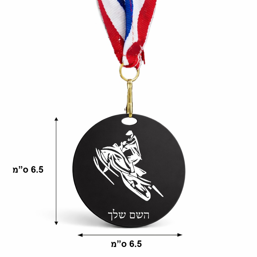 מדליה מעץ בעיצוב אישי עם השם שלך בעיצוב אופנוע שלג גודל 6.5 × 6.5 ס"מ