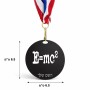 מדליה מעץ בעיצוב אישי עם השם שלך בעיצוב נוסחת אלברט איינשטיין גודל 6.5 × 6.5 ס"מ