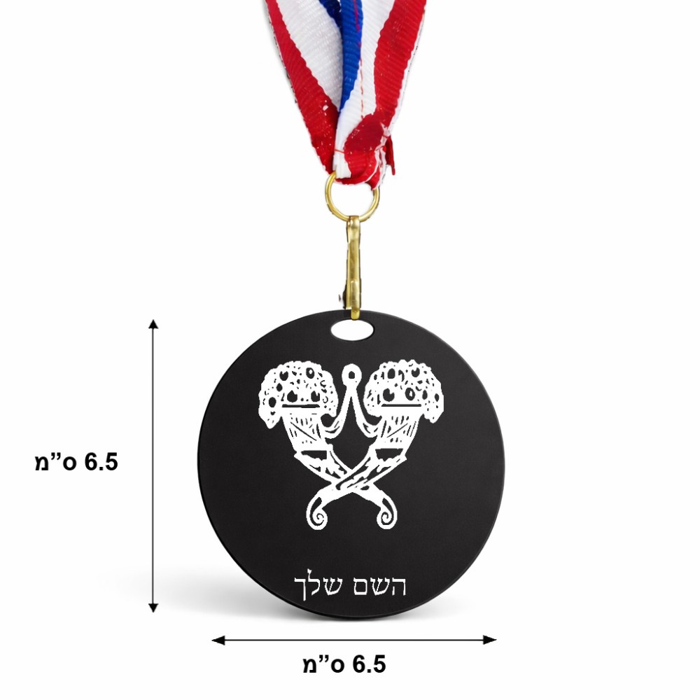 מדליה מעץ בעיצוב אישי עם השם שלך בעיצוב פרחי קרן גודל 6.5 × 6.5 ס"מ