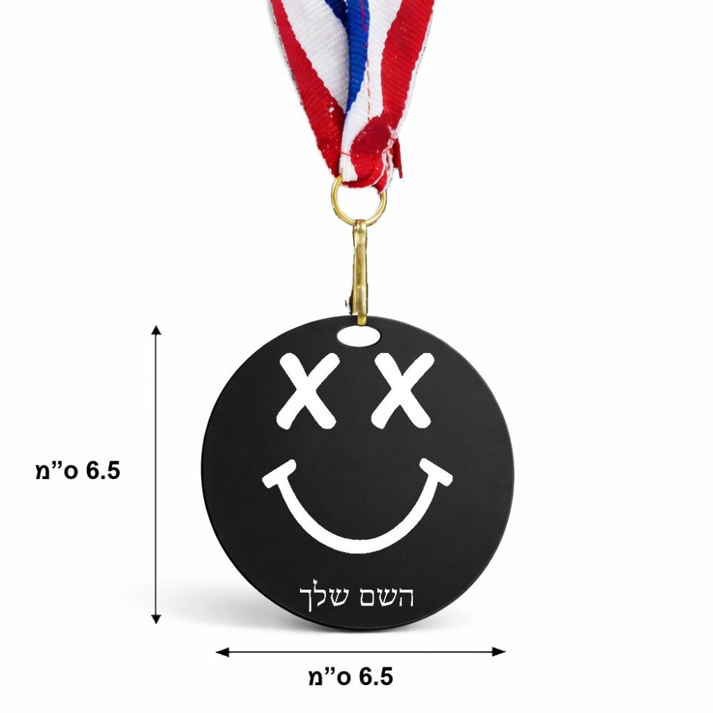 מדליה מעץ בעיצוב אישי עם השם שלך בעיצוב סמיילי גודל 6.5 × 6.5 ס"מ