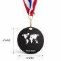 מדליה מעץ בעיצוב אישי עם השם שלך בעיצוב מפת העולם גודל 6.5 × 6.5 ס"מ