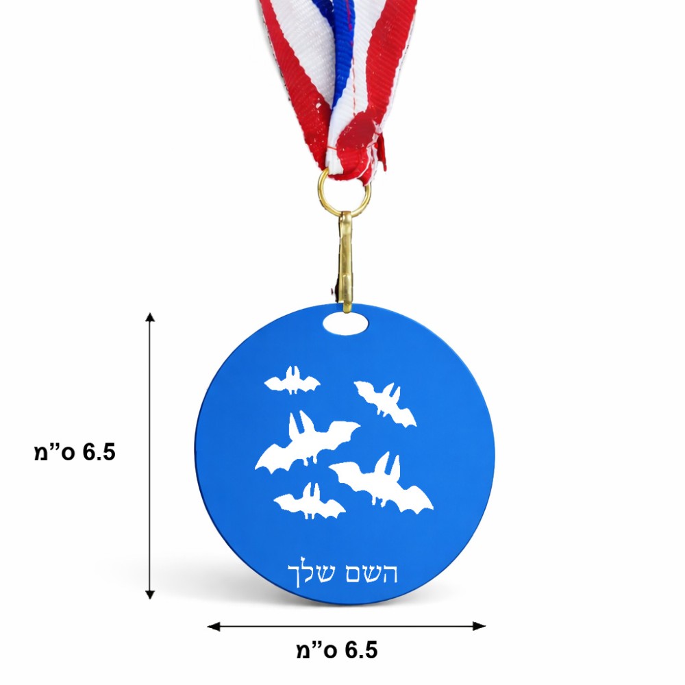 מדליה מעץ בעיצוב אישי עם השם שלך בעיצוב עטלפים גודל 6.5 × 6.5 ס"מ