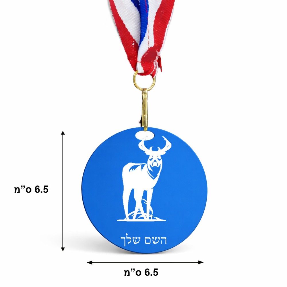 מדליה מעץ בעיצוב אישי עם השם שלך בעיצוב צבי גודל 6.5 × 6.5 ס"מ