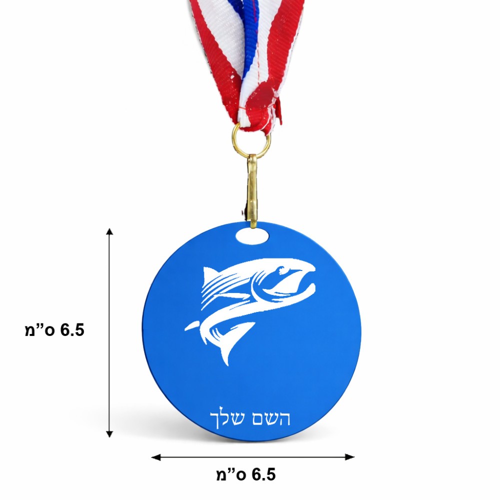 מדליה מעץ בעיצוב אישי עם השם שלך בעיצוב לדוג גודל 6.5 × 6.5 ס"מ