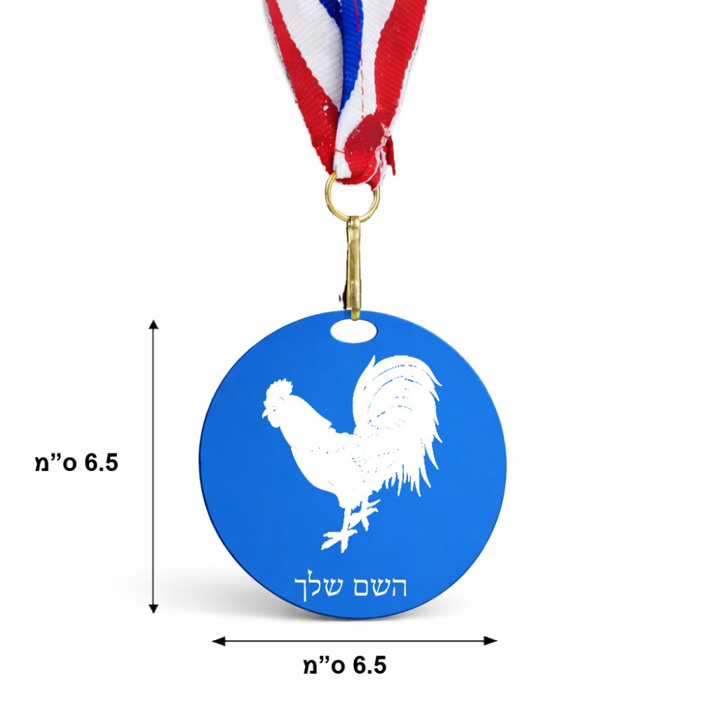 מדליה מעץ בעיצוב אישי עם השם שלך בעיצוב תרנגול גודל 6.5 × 6.5 ס"מ