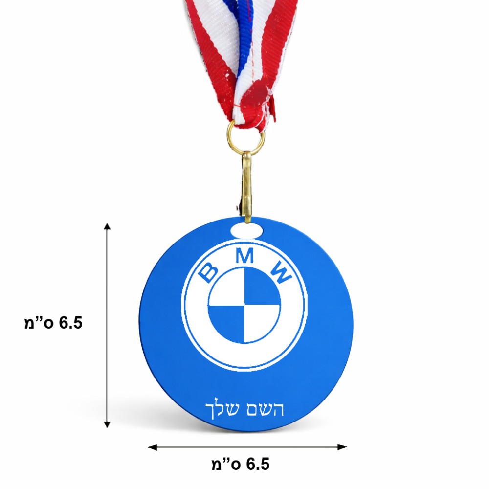 מדליה מעץ בעיצוב אישי עם השם שלך בעיצוב ב.מ.וו גודל 6.5 × 6.5 ס"מ