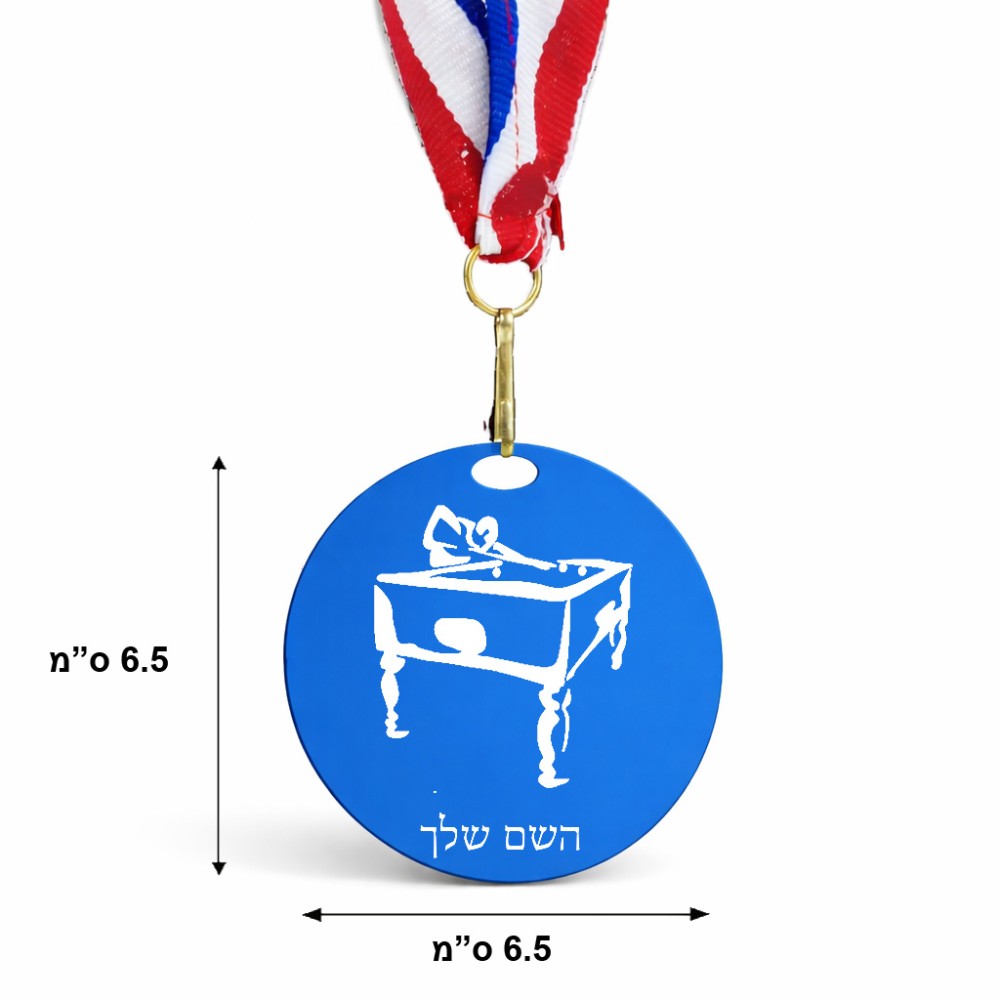 מדליה מעץ בעיצוב אישי עם השם שלך בעיצוב שחקן ביליארד גודל 6.5 × 6.5 ס"מ