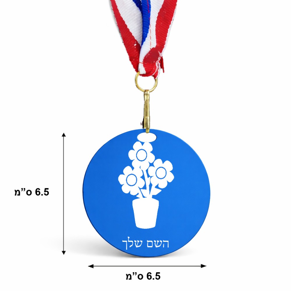 מדליה מעץ בעיצוב אישי עם השם שלך בעיצוב פרח גודל 6.5 × 6.5 ס"מ