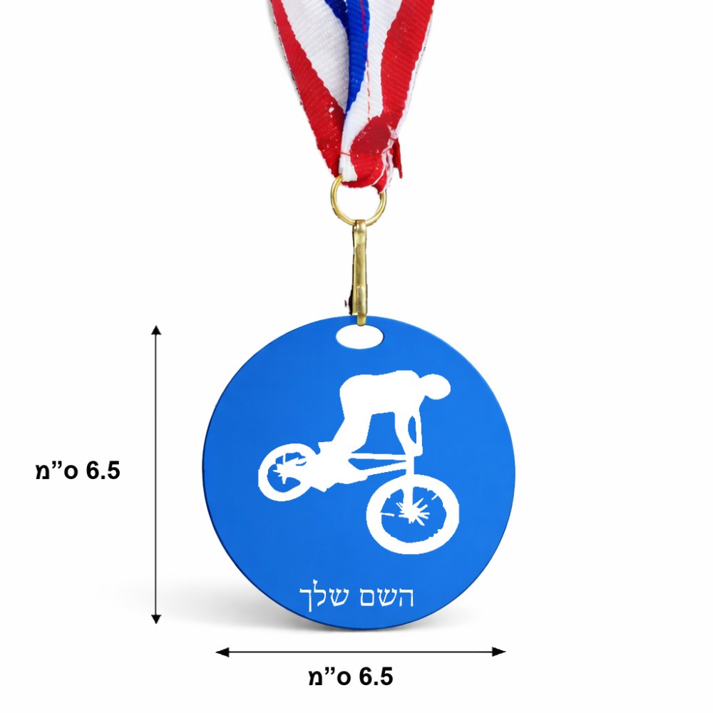 מדליה מעץ בעיצוב אישי עם השם שלך בעיצוב רוכב אופניים גודל 6.5 × 6.5 ס"מ