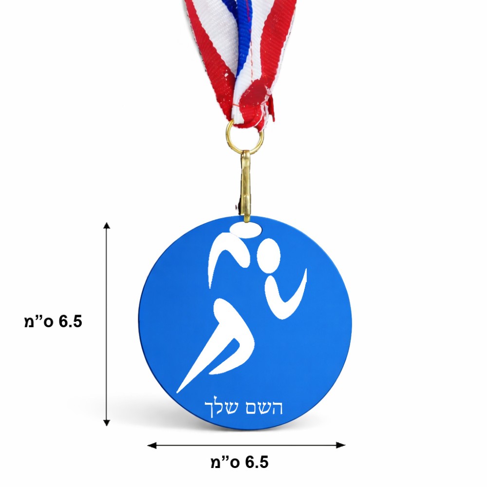 מדליה מעץ בעיצוב אישי עם השם שלך בעיצוב רצים אולימפיים גודל 6.5 × 6.5 ס"מ