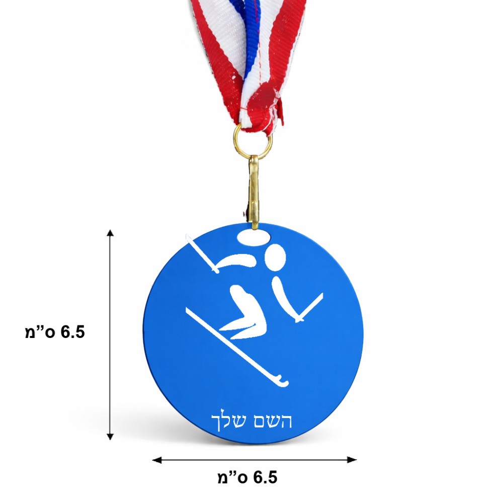 מדליה מעץ בעיצוב אישי עם השם שלך בעיצוב סקי אולימפי גודל 6.5 × 6.5 ס"מ