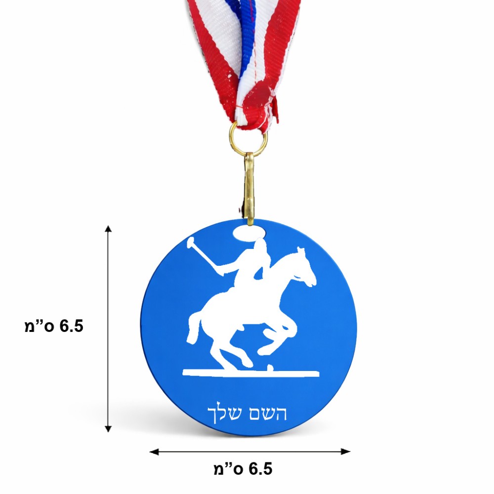 מדליה מעץ בעיצוב אישי עם השם שלך בעיצוב שחקן פולו - סוס גודל 6.5 × 6.5 ס"מ