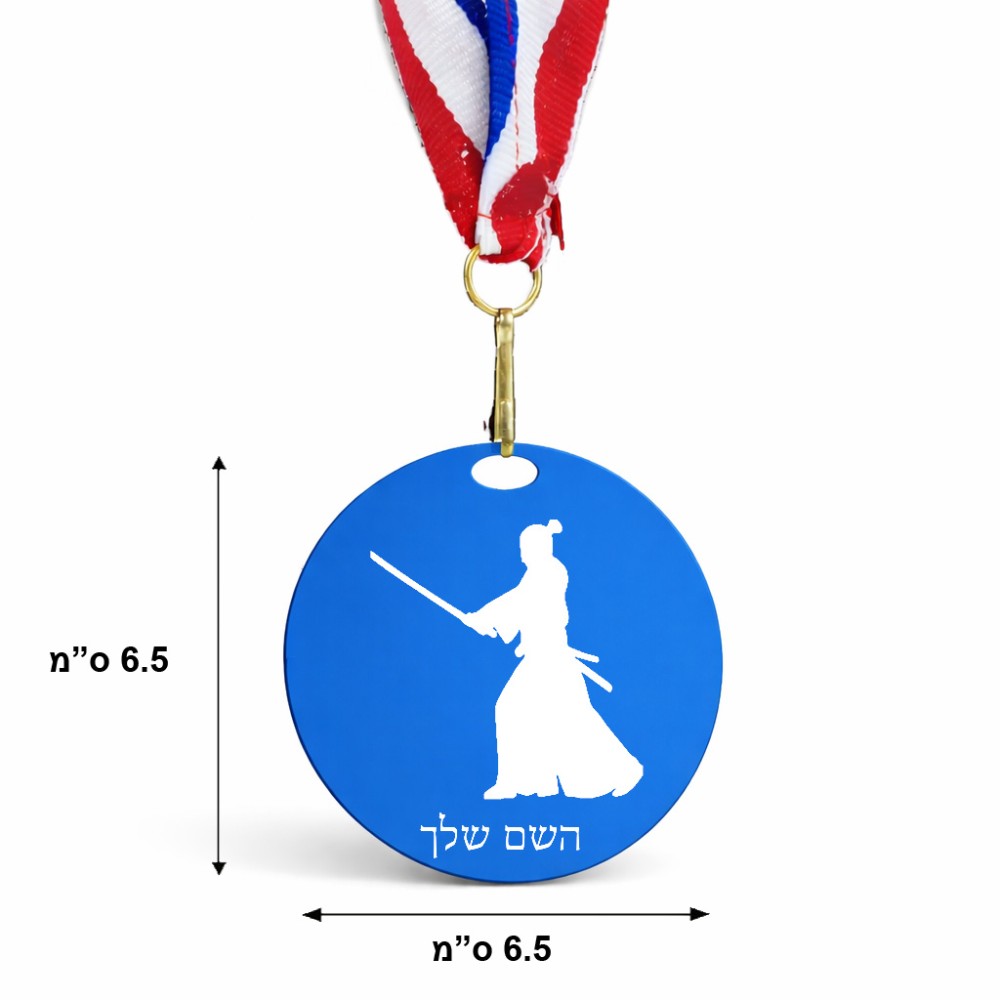 מדליה מעץ בעיצוב אישי עם השם שלך בעיצוב סמוראי גודל 6.5 × 6.5 ס"מ
