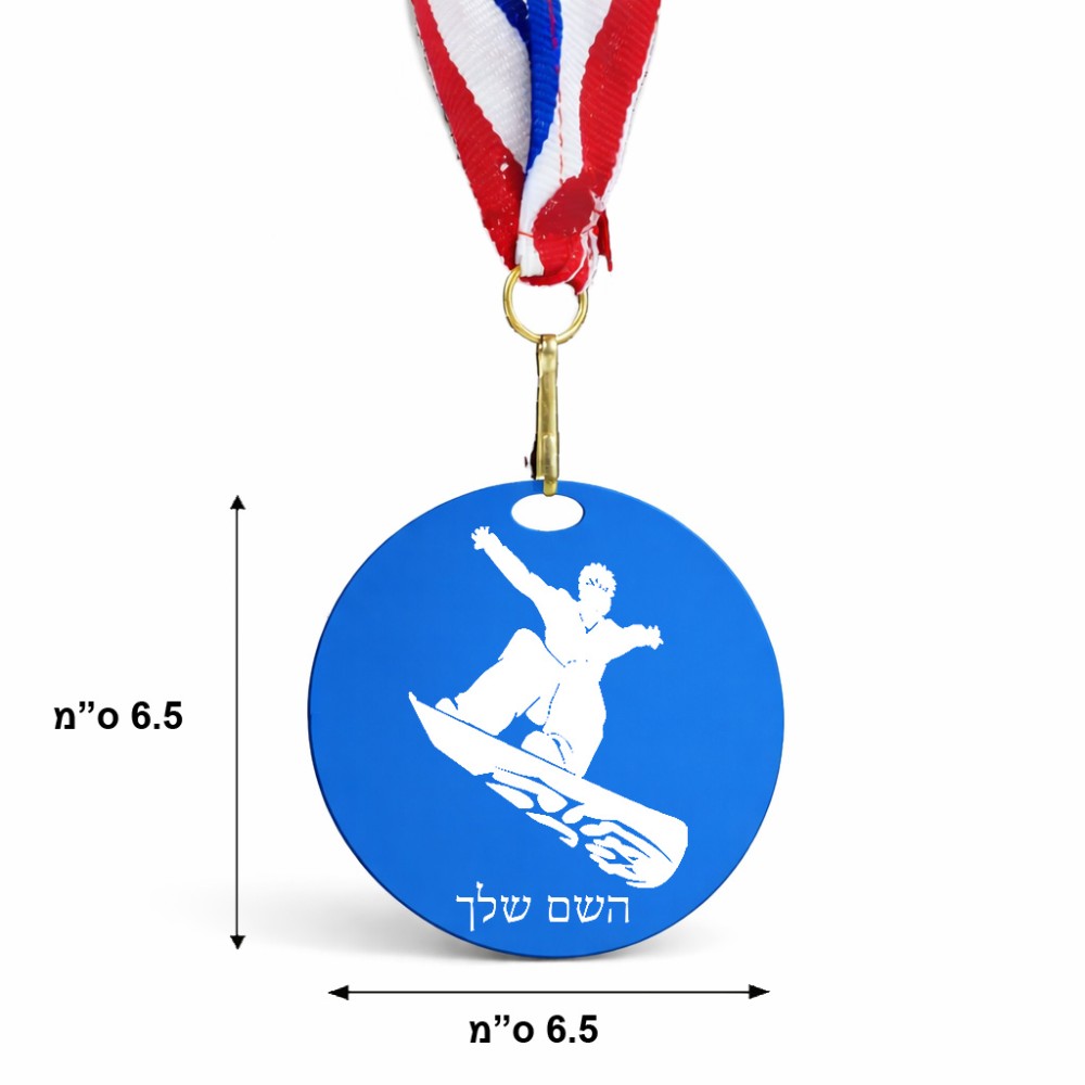 מדליה מעץ בעיצוב אישי עם השם שלך בעיצוב סנובורדיסט גודל 6.5 × 6.5 ס"מ