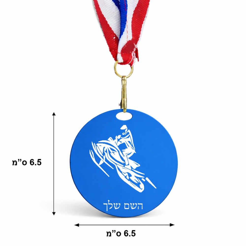 מדליה מעץ בעיצוב אישי עם השם שלך בעיצוב אופנוע שלג גודל 6.5 × 6.5 ס"מ