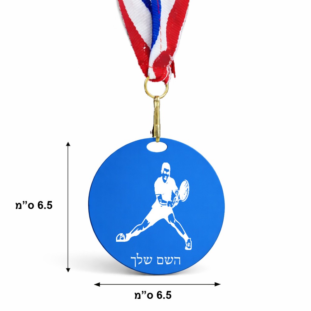 מדליה מעץ בעיצוב אישי עם השם שלך בעיצוב שחקן טניס גודל 6.5 × 6.5 ס"מ