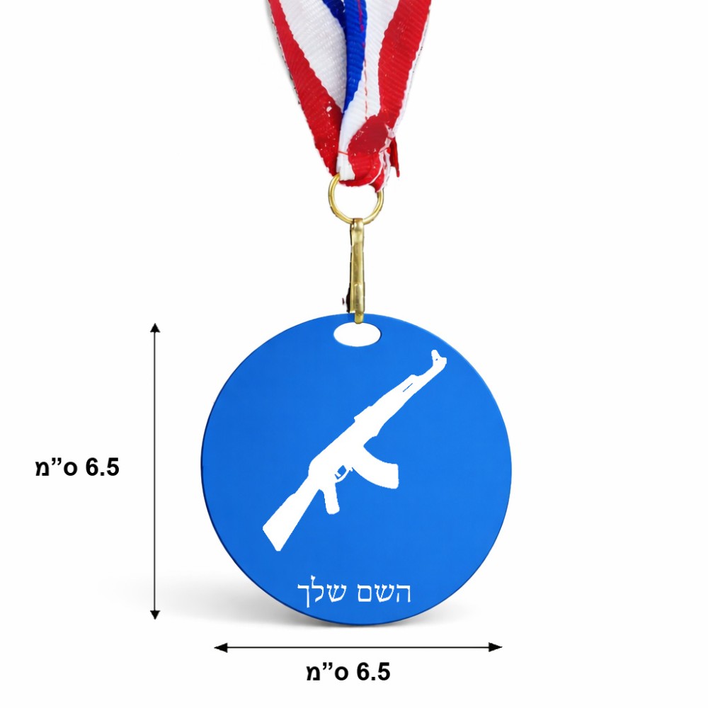 מדליה מעץ בעיצוב אישי עם השם שלך בעיצוב אק 47 גודל 6.5 × 6.5 ס"מ