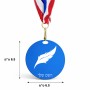 מדליה מעץ בעיצוב אישי עם השם שלך בעיצוב נוצת נוצה גודל 6.5 × 6.5 ס"מ