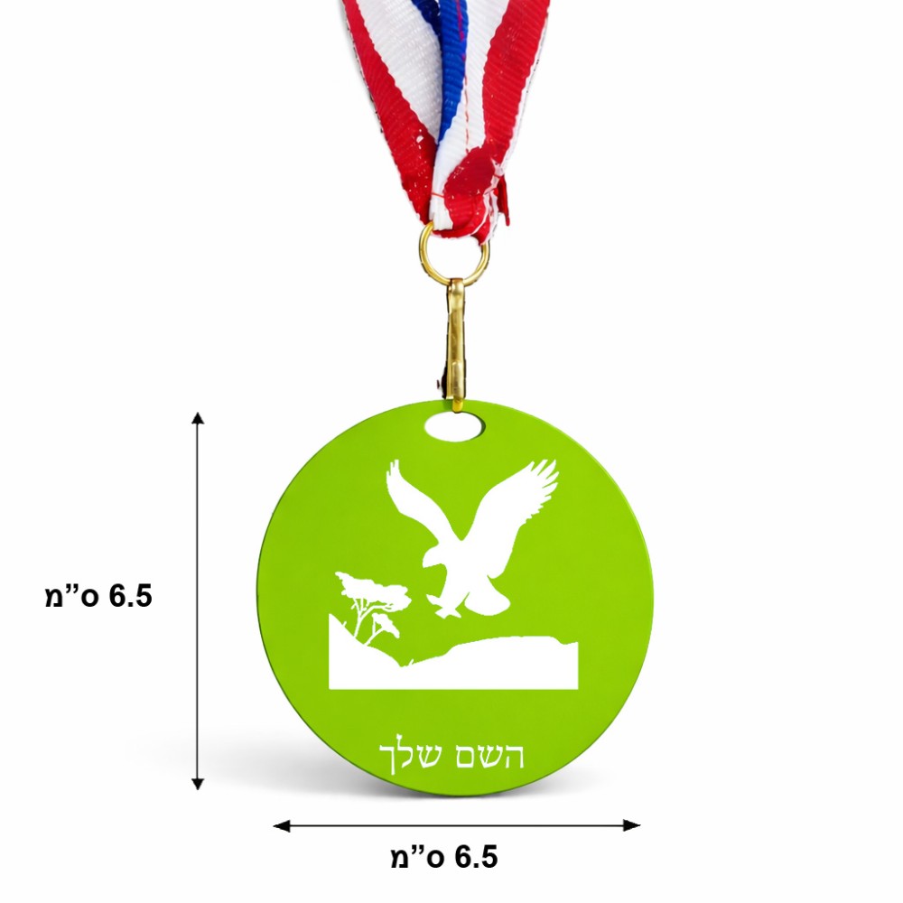 מדליה מעץ בעיצוב אישי עם השם שלך בעיצוב נשר אמריקאי גודל 6.5 × 6.5 ס"מ