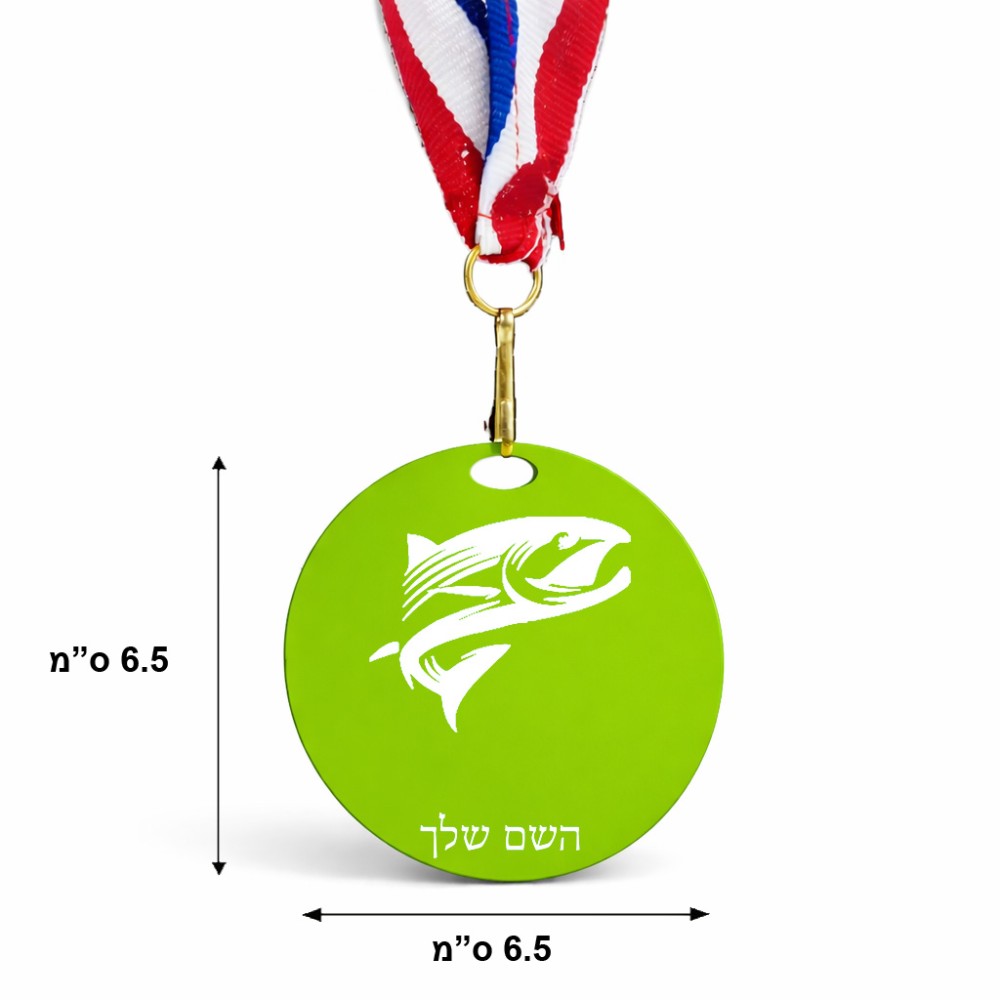 מדליה מעץ בעיצוב אישי עם השם שלך בעיצוב לדוג גודל 6.5 × 6.5 ס"מ