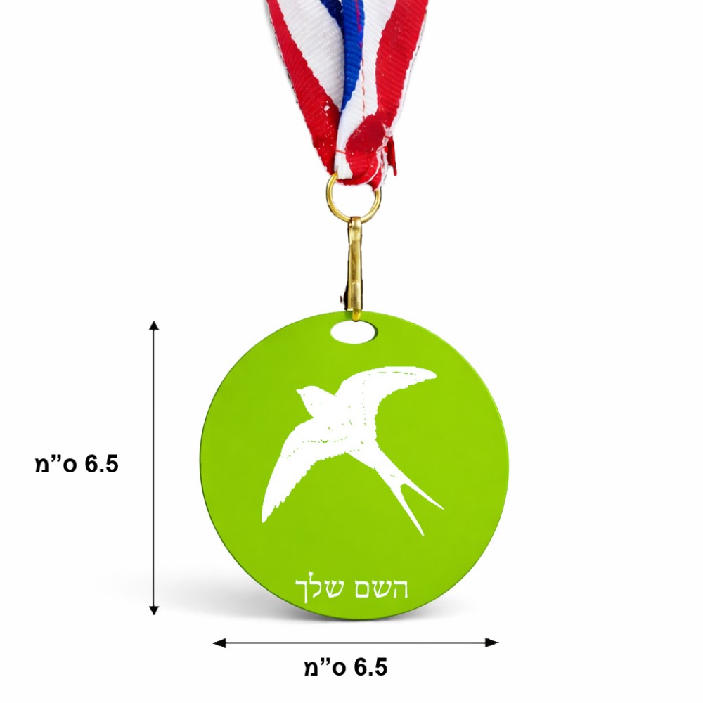 מדליה מעץ בעיצוב אישי עם השם שלך בעיצוב לבלוע גודל 6.5 × 6.5 ס"מ