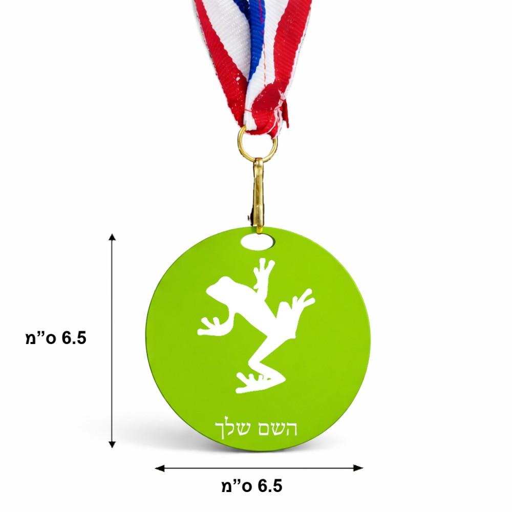 מדליה מעץ בעיצוב אישי עם השם שלך בעיצוב צפרדע טרופית גודל 6.5 × 6.5 ס"מ