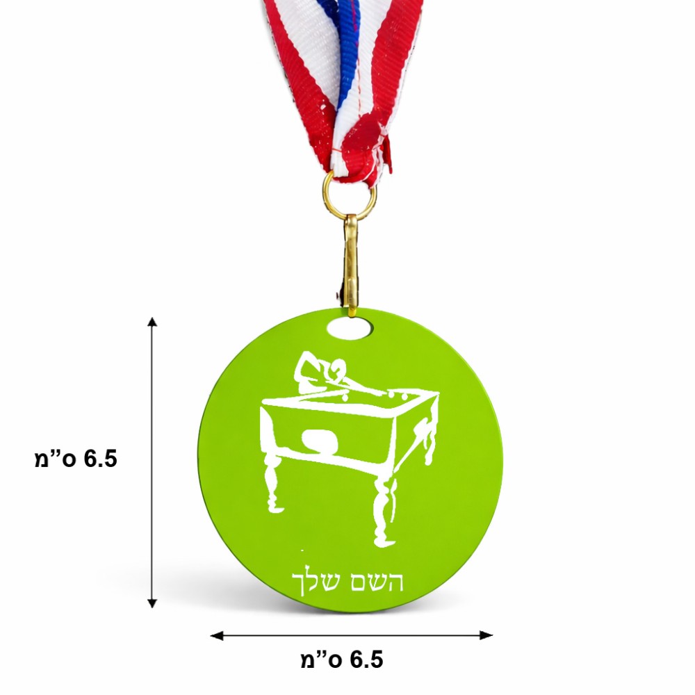 מדליה מעץ בעיצוב אישי עם השם שלך בעיצוב שחקן ביליארד גודל 6.5 × 6.5 ס"מ