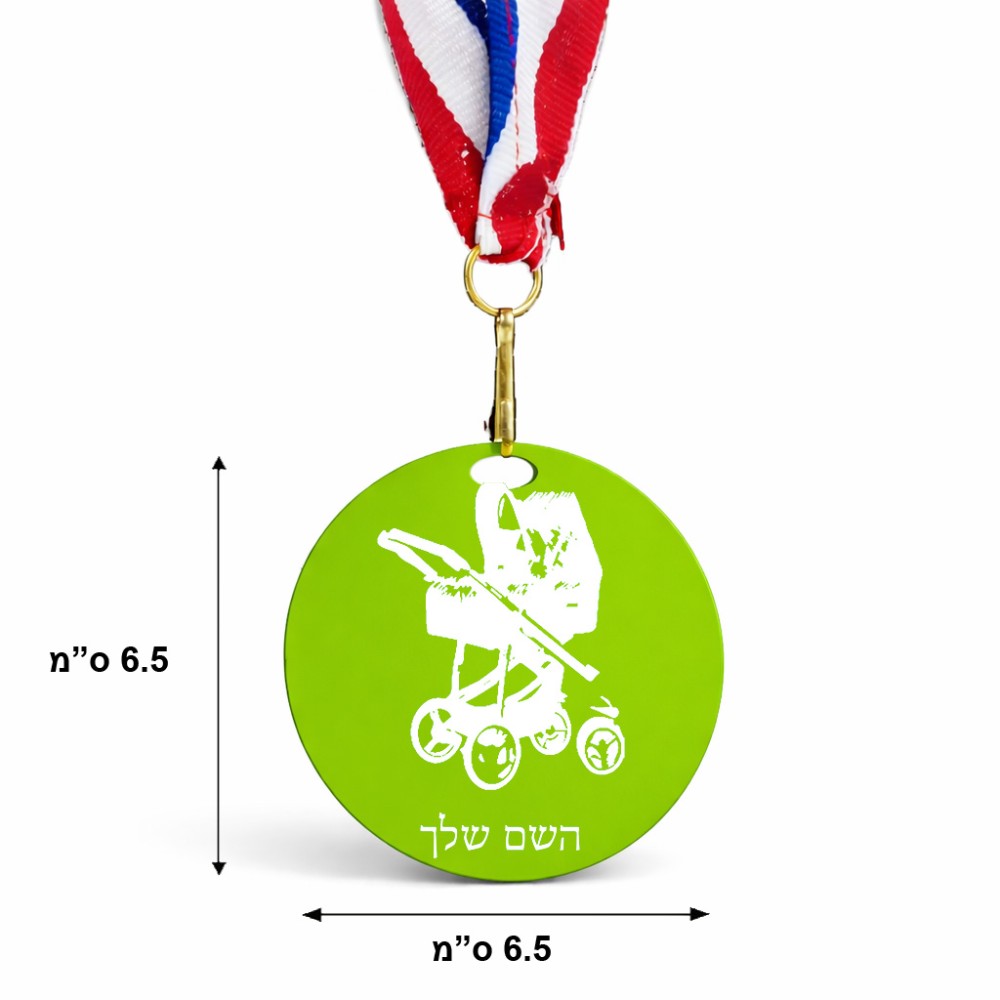 מדליה מעץ בעיצוב אישי עם השם שלך בעיצוב עגלת תינוק גודל 6.5 × 6.5 ס"מ