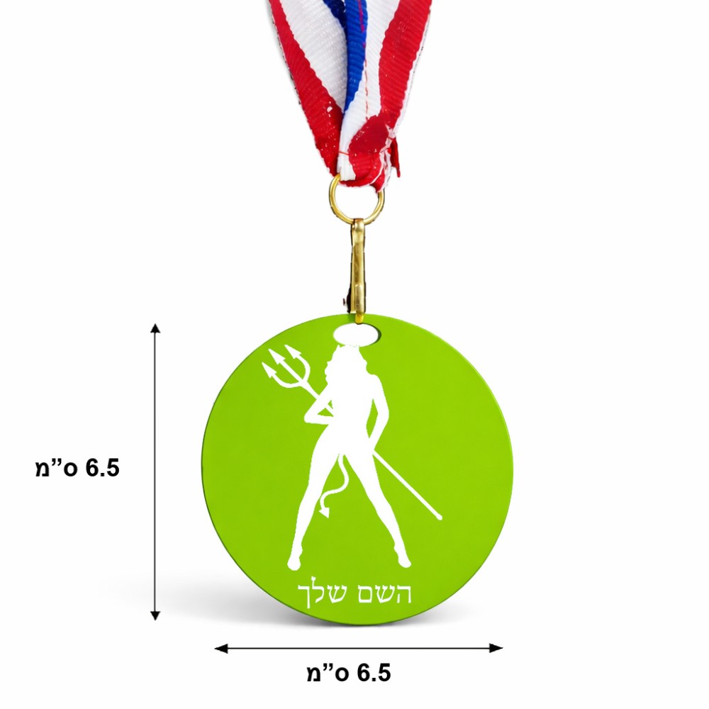 מדליה מעץ בעיצוב אישי עם השם שלך בעיצוב אישה שטן גודל 6.5 × 6.5 ס"מ