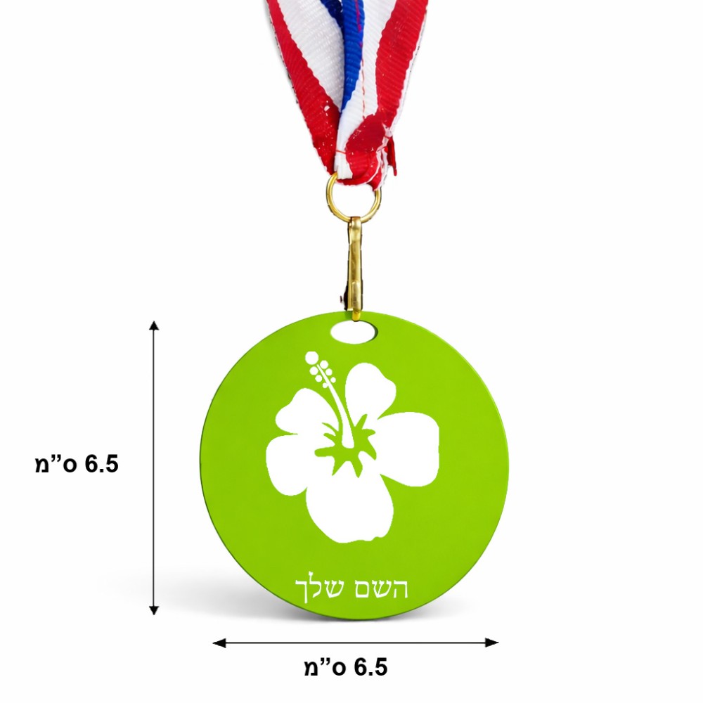 מדליה מעץ בעיצוב אישי עם השם שלך בעיצוב פרח היביסקוס גודל 6.5 × 6.5 ס"מ