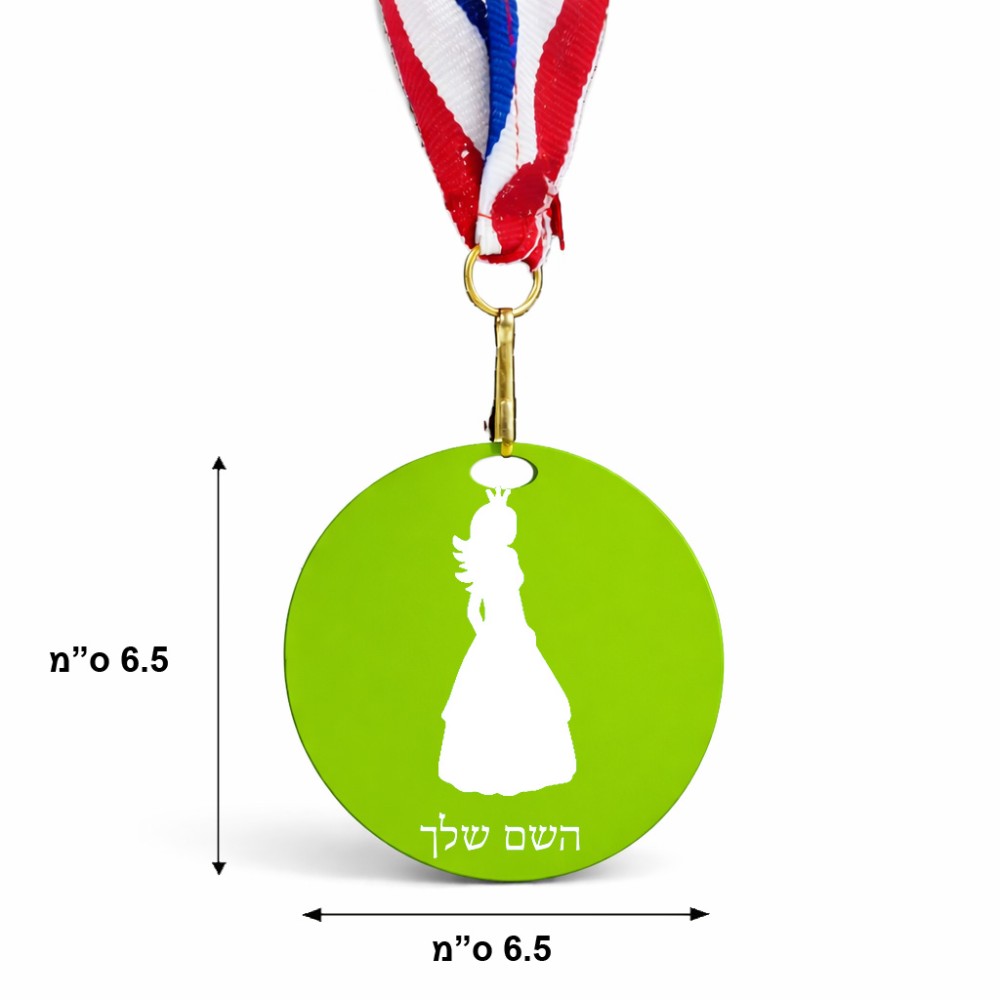 מדליה מעץ בעיצוב אישי עם השם שלך בעיצוב נסיכה גודל 6.5 × 6.5 ס"מ