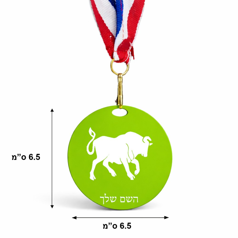 מדליה מעץ בעיצוב אישי עם השם שלך בעיצוב מזלות - שור גודל 6.5 × 6.5 ס"מ