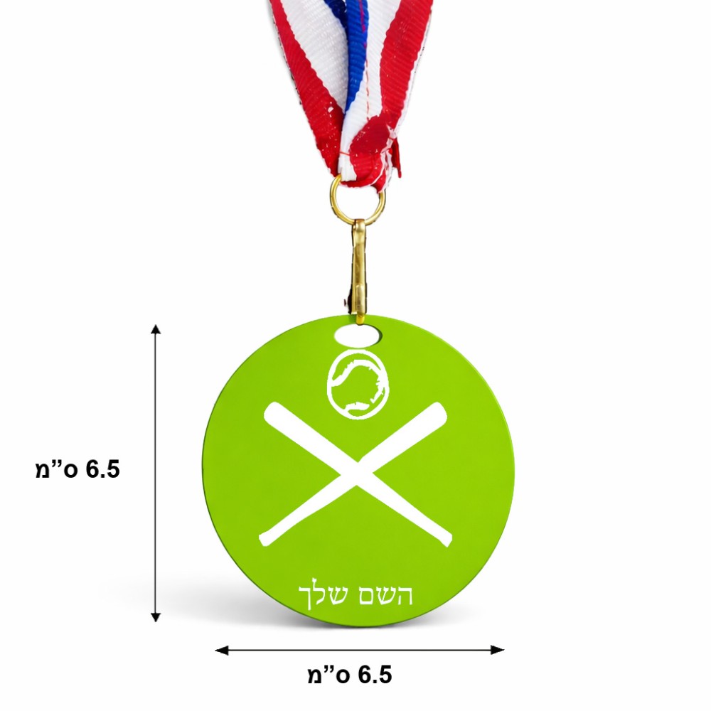 מדליה מעץ בעיצוב אישי עם השם שלך בעיצוב כדור בסיס גודל 6.5 × 6.5 ס"מ